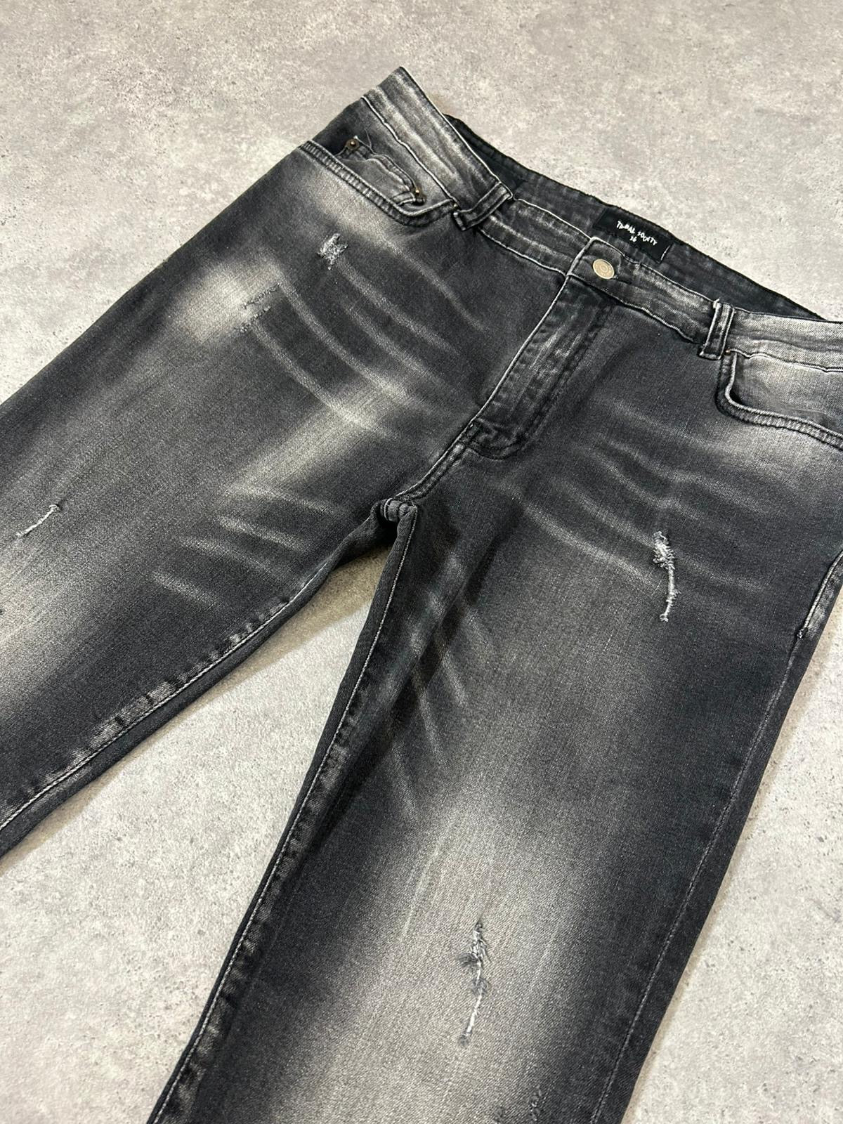 RESELL: Distressed Grey Jeans 31/36 - Image 5