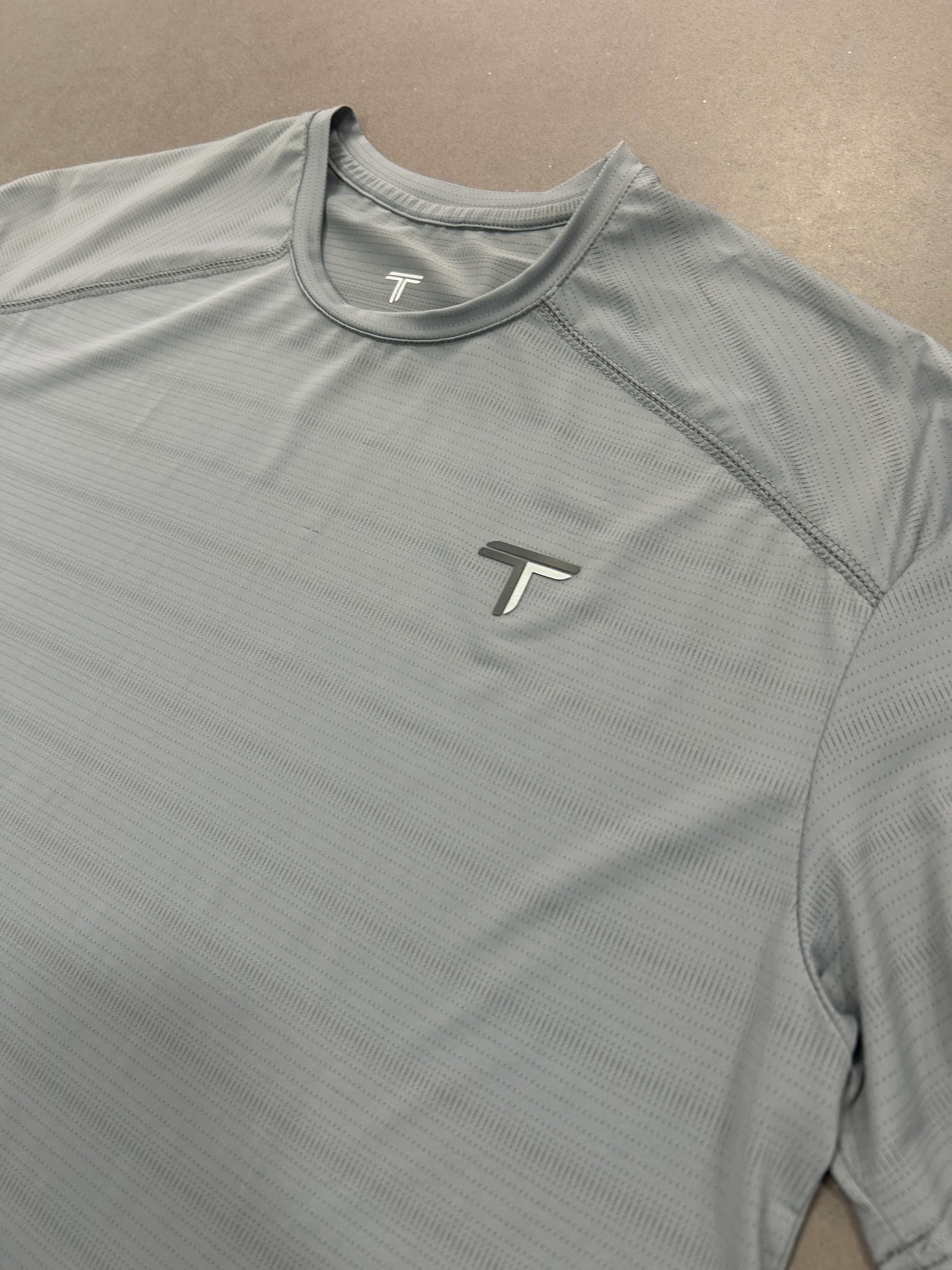 RESELL: Grey Agility T-shirt, small - Image 3