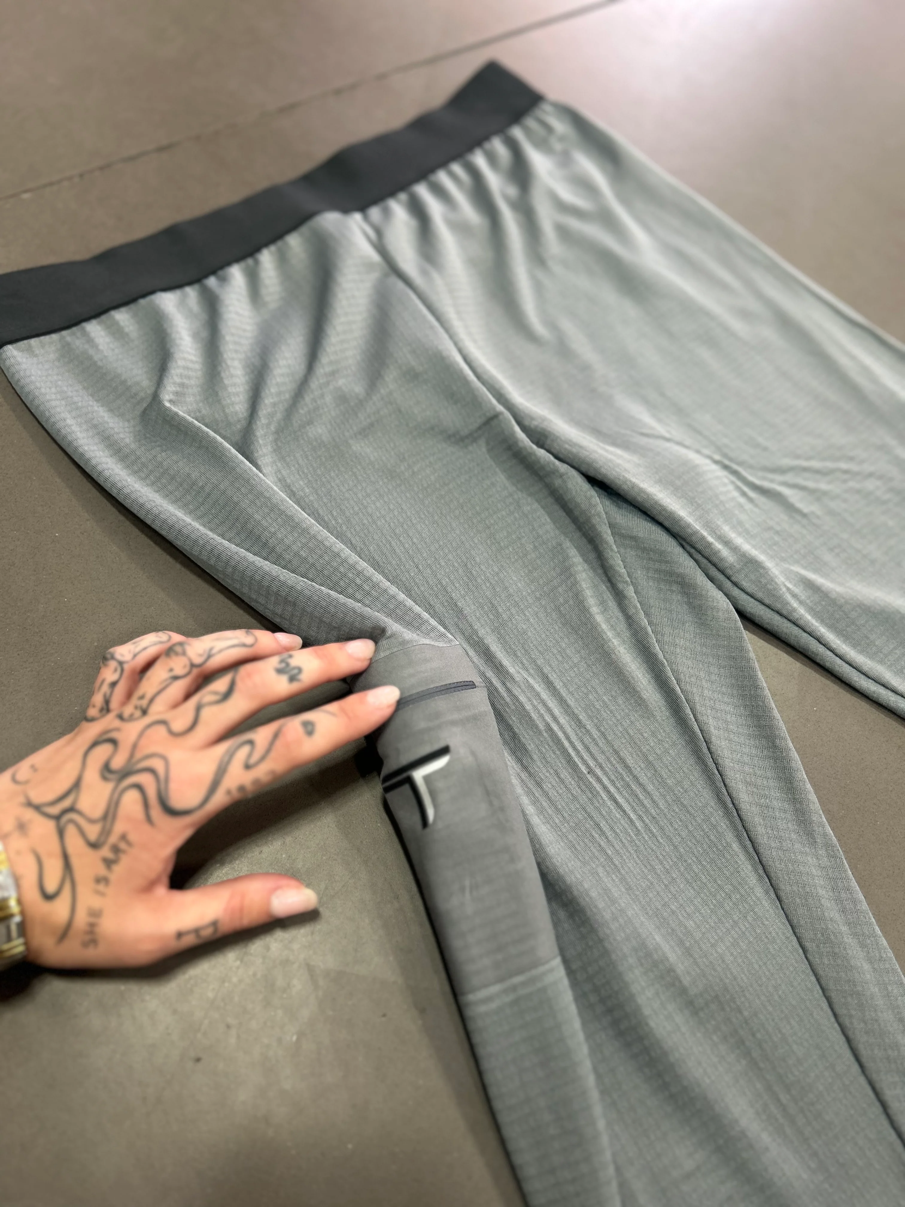 RESELL: Grey Thermal Pants Large - Image 4