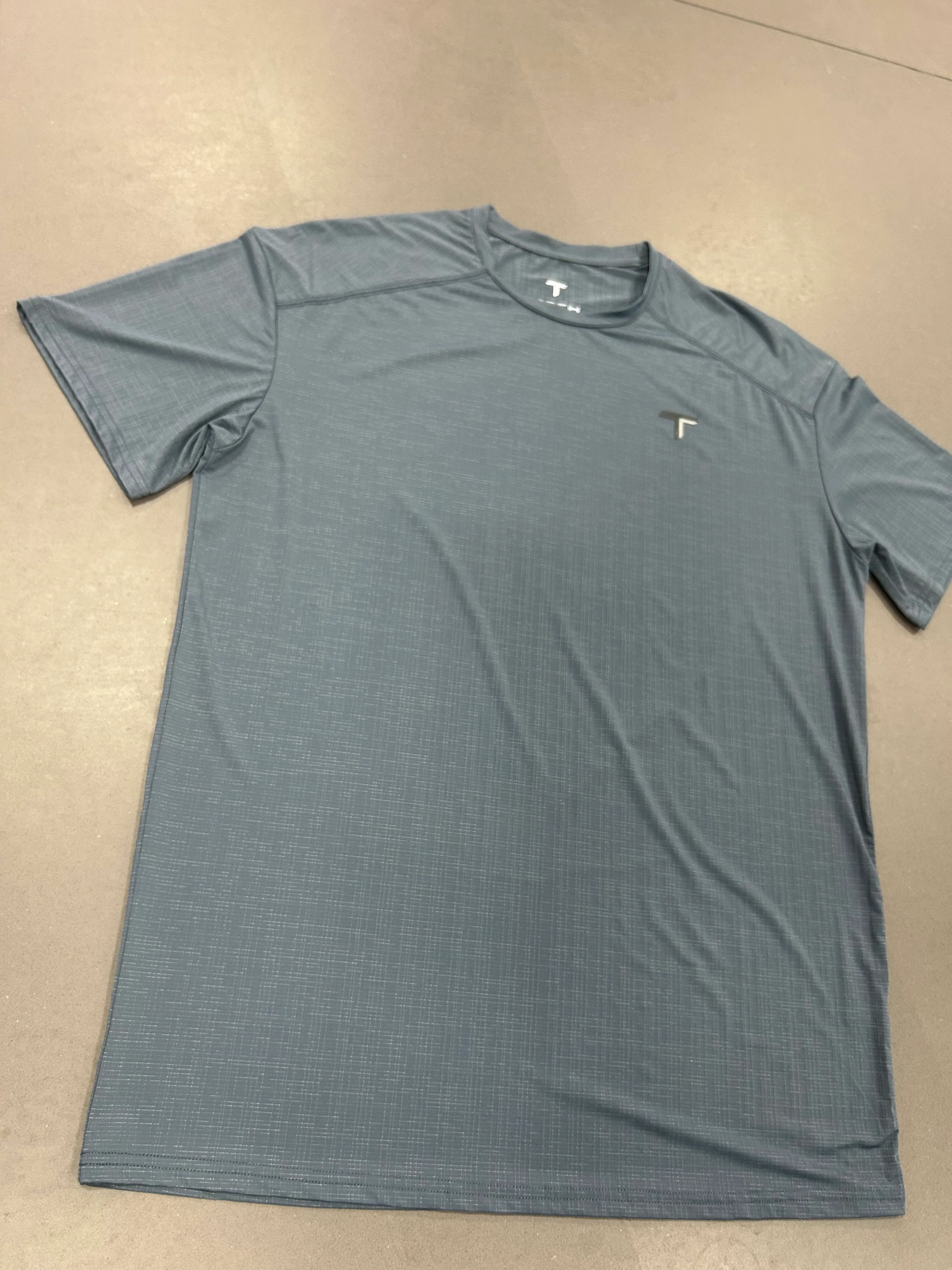 RESELL: Slate gravity T-shirt, Large - Image 4